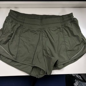 Lululemon Hotty Hot Short II *2.5"